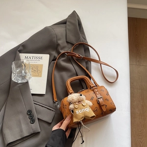Klassische Boston Bag mit Bärenprint und einem niedlichen Plüschbären-Anhänger