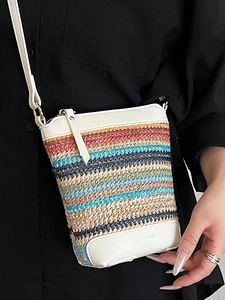 Sac seau tissé à rayures colorées avec lanières en cuir blanc pour la plage en été