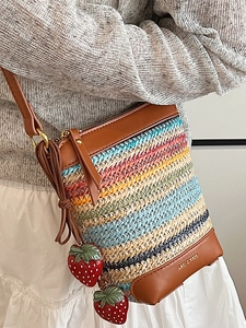 Sac bandoulière en paille rayée multicolore avec bordure en cuir et breloques fraises
