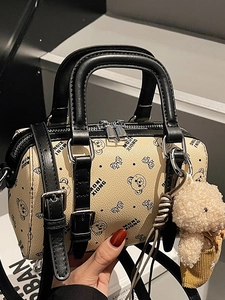 Klassische Boston Bag mit Bären-Print und Plüsch-Anhänger in Cremeweiß-Finish