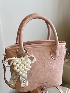 Sac à main chic en cuir plissé rose avec pendentif cœur perlé et nœud en dentelle