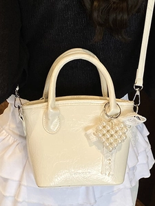 Sac à main en cuir plissé crème avec breloque cœur en perles et nœud pour femmes