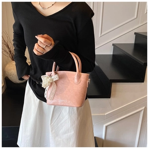 Secchiello in vernice rosa con eleganti ciondoli decorativi in perle e fiocco di pizzo