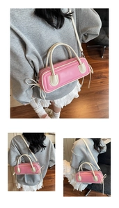 Dettaglio della borsa Boston rosa e bianca con elegante fiocco e tracolla sottile