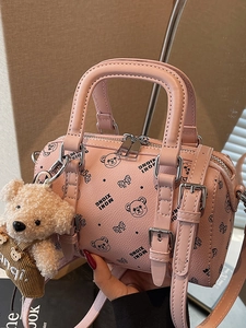 Rosa Boston Bag mit Bärendruck, Lederstruktur, Griffen und Plüschbär-Anhänger