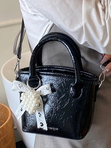 Sac seau noir brillant chic avec nœud en dentelle et pendentif cœur en perles