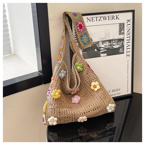 Nahaufnahme der handgefertigten Häkeltasche mit 3D-Blumen und Boho-Schultergurten