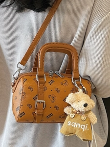 Klassische braune Boston Tasche mit Bärendruck und Plüschanhänger für Damen