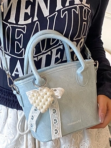 Sac à main trapèze bleu clair plissé avec breloque cœur en perles et bandoulière réglable