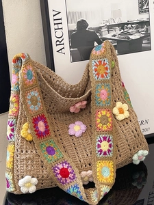 Handgefertigte Häkeltasche mit bunten Granny Squares und floralen Strickmustern