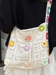 Handgefertigte Häkeltasche mit bunten 3D-Blumen und hohler Strickstruktur für Damen