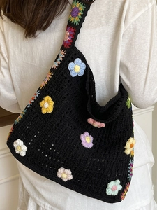 Handgefertigte schwarze Häkel-Tasche mit bunten 3D-Blumen und hohlem Strickmuster-Stil