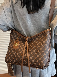 Retro monogram tote bag for women with tassel detail and large capacity for commuting
