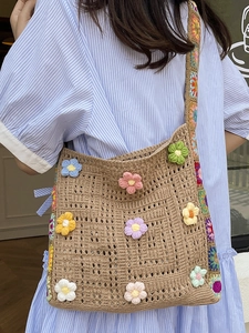 Handgefertigte Häkel-Strandtasche mit bunten 3D-Blumen und Boho-Schultergurt