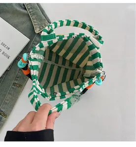 Intérieur spacieux du sac cabas en toile à rayures vertes et blanches avec fermoir