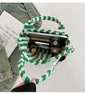 Vue de dessus d'un sac cabas en toile rayée montrant l'intérieur spacieux et accessoires