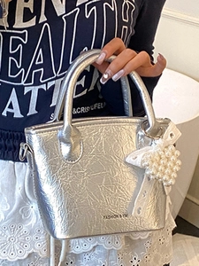 Borsa a mano argento testurizzata da donna con ciondolo di perle e logo moda