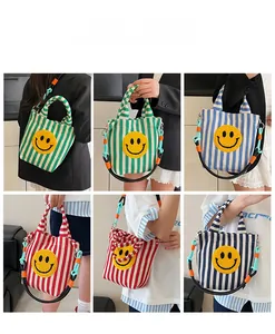 Collage d'un sac cabas en toile rayée montrant plusieurs styles de port et broderie smiley
