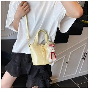 Sac seau mode de couleur crème avec bandoulière réglable et breloque ours mignonne