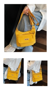 Dettaglio della borsa a tracolla in nylon giallo con logo e cinturino regolabile