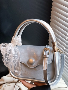 Sac à main carré gris argenté avec poignée en métal et détail nœud en dentelle