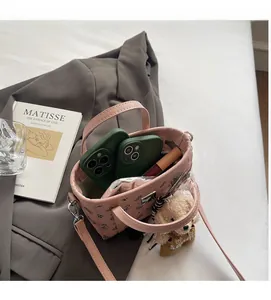 Intérieur du mini sac cabas rose montrant l'espace pour deux smartphones et un rouge à lèvres