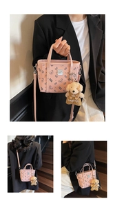 Détail du sac cabas rose avec imprimés ours et pendentif en peluche chiot