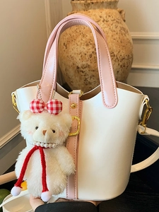 Sac Seau en Cuir PU pour Femmes Sac à Bandoulière Minimaliste Avec Pendentif Ours en Peluche pour le Shopping Quotidien