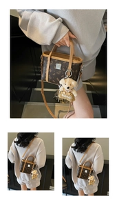 Détails du sac à main rétro à motif avec bandoulière en cuir et pendentif ours en peluche