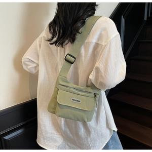 Dettaglio della borsa a tracolla in nylon verde avocado con tracolla regolabile regolabile
