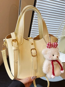 Sac seau chic jaune crème avec poignées, bandoulière et charmant petit ours en peluche