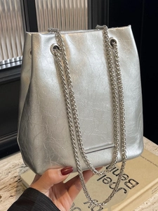 Women Large Capacity Bucket Shoulder Bag Minimalist PU Leather Tote Bag With Silver Chain Straps Urban Fashion Underarm Bag