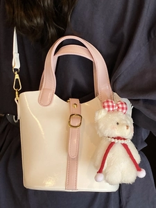 Sac seau élégant crème et rose avec breloque ours en peluche et bandoulière amovible