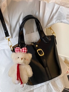 Sac seau noir brillant avec détails dorés et charmant petit ours blanc en peluche