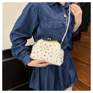 Dettaglio borsa bianca vintage con perline colorate e tracolla a catena di perle