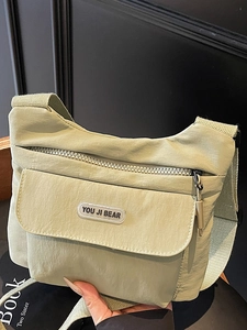 Borsa a tracolla in nylon impermeabile verde pisello con ampia tracolla regolabile