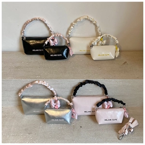 Mini sacs polochons avec poignées en satin plissé et breloques cœur colorées