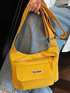 Borsa a tracolla in nylon giallo vibrante con tracolla regolabile in stile giapponese