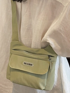 Borsa a tracolla in nylon impermeabile verde fagiolo con un design minimalista in stile giapponese