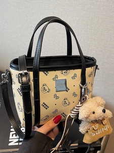 Sac fourre-tout chic en cuir blanc cassé avec pois, motifs d'ours et charm en peluche