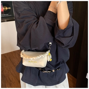Détail du sac à main blanc avec imprimé HELAHE CUTE et pendentif en forme de cœur