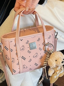 Mini sac rose à texture litchi avec imprimés d'ours et pendentif peluche chien teddy