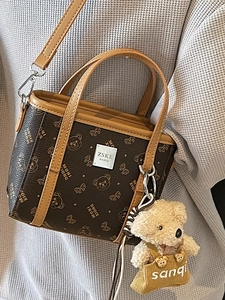 Sac à main rétro chic avec motif d'ours et charm en peluche pour un usage quotidien