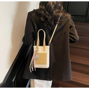 Détail du mini sac cabas bicolore avec pendentif de raquette de tennis de sport