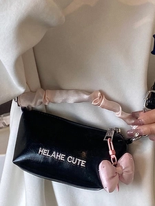 Mini sac polochon noir chic avec anse en satin rose plissé et breloque noeud