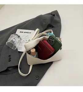 Dettaglio dell'interno della borsa a tracolla bianca a grana litchi con ampio spazio
