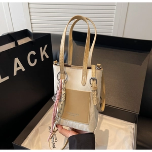 Vue détaillée du mini sac cabas beige et marron avec porte-clés corde élégant