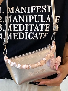 Sac polochon métallisé argenté avec poignée plissée rose et nœud au style street chic