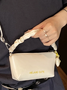 Mini sac polochon blanc avec poignée en soie à volants et charm cœur à la main