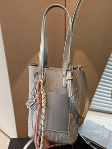 Petit sac carré vintage en cuir PU avec texture marbrée et pendentif à nœud tressé